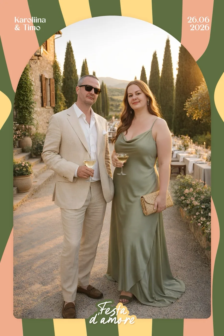 AI-pilt fotopeegli näidisest: paar veiniklaasidega Toscana õhtusöögi eest küpressiallee ees, „Festa d'amore
